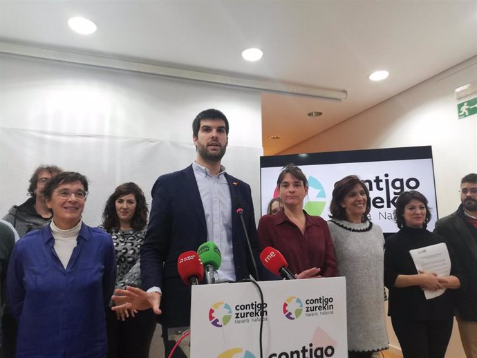 El portavoz parlamentario de Contigo-Zurekin, Carlos Guzmán, y la coordinadora autonómica de Podemos en Navarra, Begoña Alfaro, en la rueda de prensa para valorar el acuerdo sobre el Monumento a los Caídos