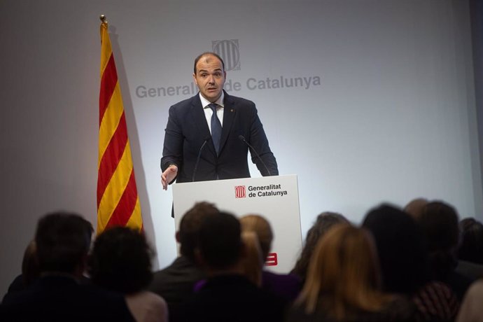 El conseller de la Presidencia de la Generalitat de Catalunya, Albert Dalmau, interviene durante la primera reunión de la Comisión de expertos para transformar y mejorar los servicios públicos de la Administración de la Generalitat, a 20 de noviembre de 2