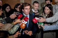 Almeida pide a Puente volverse a reunir para "reconducir la situación" en la A-5: "Vamos a solucionar el problema"