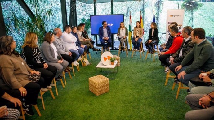 La consejera de Economía, Innovación, Empresa y Trabajo Autónomo, Belinda León, presenta un nuevo Encuentro Motivacional con emprendedores y grupos de acción del medio rural.