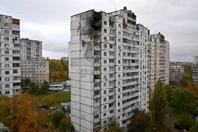 Edificio residencial bombardeado por un ataque ruso en Kiev