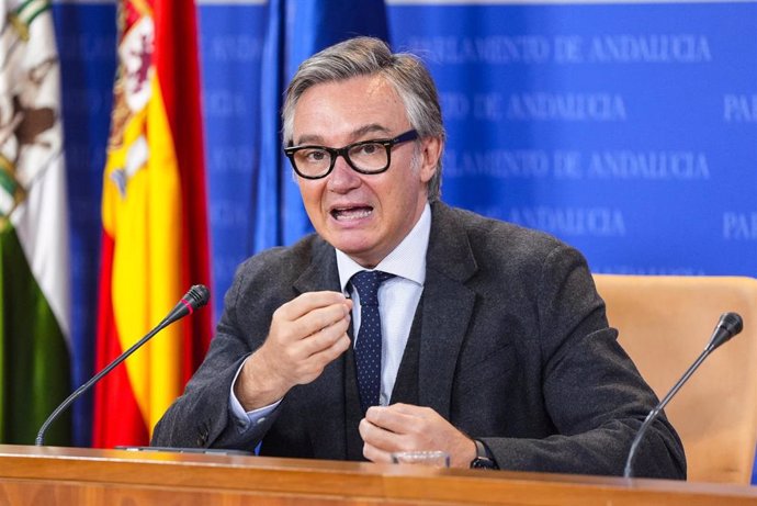 El portavoz del Grupo Parlamentario Vox, Manuel Gavira, durante la ronda de ruedas de prensa de portavoces de los grupos parlamentarios en el Parlamento de Andalucía, a 20 de noviembre de 2024 en Sevilla (Andalucía, España). Los portavoces de los grupos p