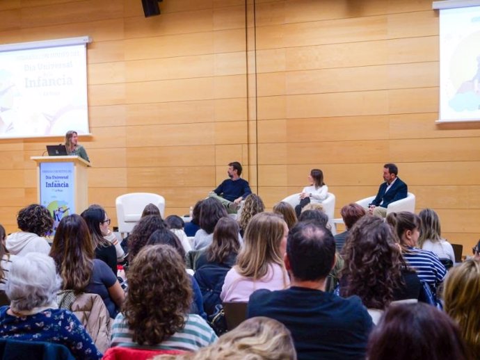 La consejera de Salud y Políticas Sociales, María Martín, inaugura junto a la directora general de Servicios Sociales e Instituto de la Igualdad, Marta Gómez, las jornadas organizadas con motivo del ‘Día Universal de la Infancia’.