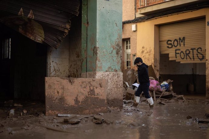 Una persona en una de las zonas afectadas por la DANA, a 8 de noviembre de 2024, en Paiporta, Valencia, Comunidad Valenciana (España). Diez días después de la tragedia, los servicios de emergencia apuran hasta el límite la búsqueda de desaparecidos por la