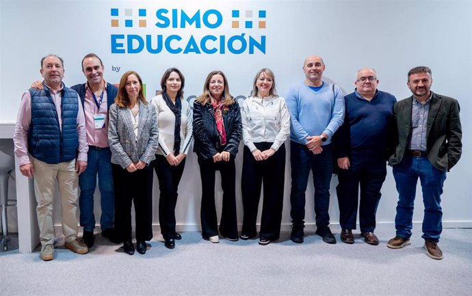 La consejera de Desarrollo Educativo y Formación Profesional, María del Carmen Castillo (c), junto a representantes de los centros educativos premiados en SIMO Educación. 