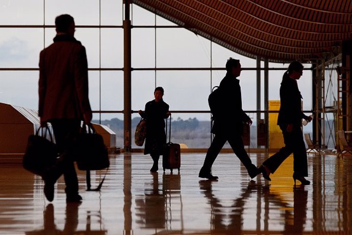 Archivo - Viajeros en el Aeropuerto Adolfo Suárez Madrid-Barajas. 