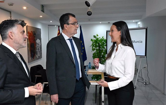 El alcalde de Murcia, José Ballesta y la consejera de Turismo, Cultura, Juventud y Deportes, Carmen Conesa, durante su reunión