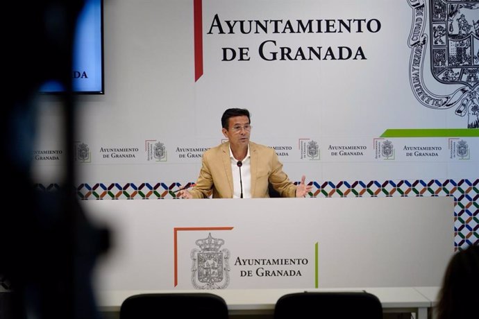 Archivo - El portavoz del PSOE en el Ayuntamiento de Granada, Paco Cuenca, en rueda de prensa. (Foto de archivo).