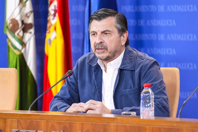 El portavoz del Grupo Parlamentario Popular, Toni Martín, durante la ronda de ruedas de prensa de portavoces de los grupos parlamentarios en el Parlamento de Andalucía, a 20 de noviembre de 2024 en Sevilla (Andalucía, España). Los portavoces de los grupos