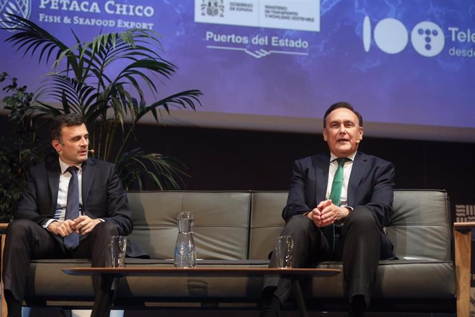 El consejero de Universidad, Investigación e Innovación, José Carlos Gómez Villamandos (d), junto al alcalde de Cádiz, Bruno García (i) en la inauguración del Blue Zone Forum-Innovazul 2024. A 20 de noviembre de 2024, en Cádiz, (Andalucía, España). 