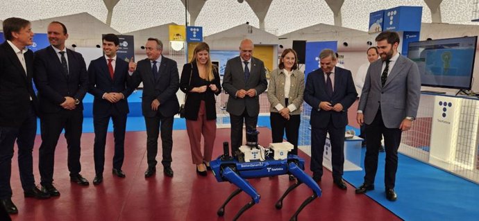 Autoridades, entre ellas el consejero de Movilidad y Transformación Digital, José Luis Sanz Merino, en la inauguración de InnovaTE Valladolid