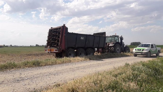 Archivo - Un camión trabajando en estos campos del barrio de Movera.