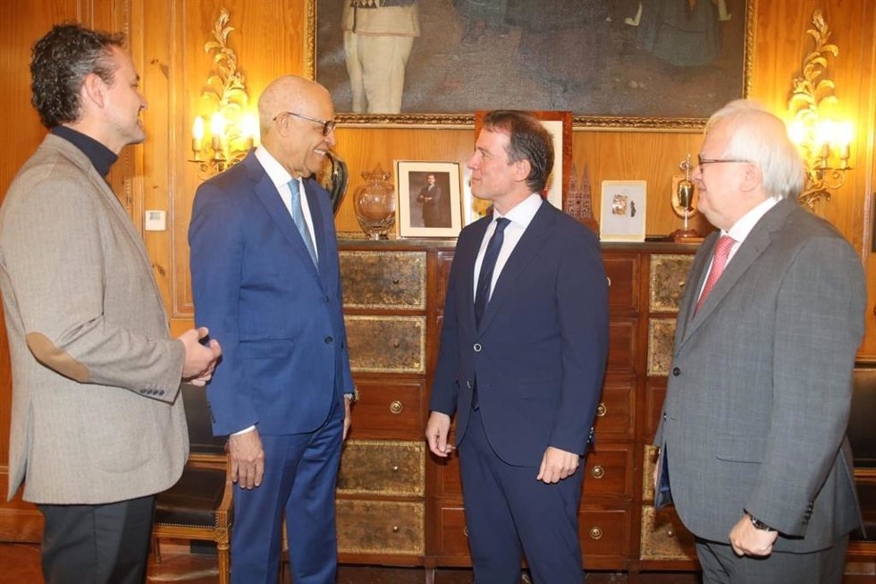 El director de Gabrielistas, Enrique Garcia Agüera, el presidente de la Diputación, Borja Suárez, el rector Saint Thomas Global Institute (República Dominicana), asesor del presidente y anterior viceministro, José Ramón Holguín, y Fredy W. Araujo Reye
