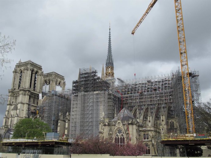 Archivo - 09 April 2024, France, Paris: A crane stands next to Catholic cathedral Notre-Dame.