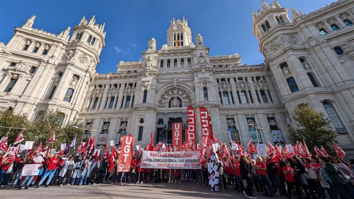 Auxiliares del Servicio de Ayuda a Domicilio se concentran frente al Ayuntamiento de Madrid, en Cibeles, para exigir la actualización de los pliegos, el miércoles 30 de octubre, en Madrid.