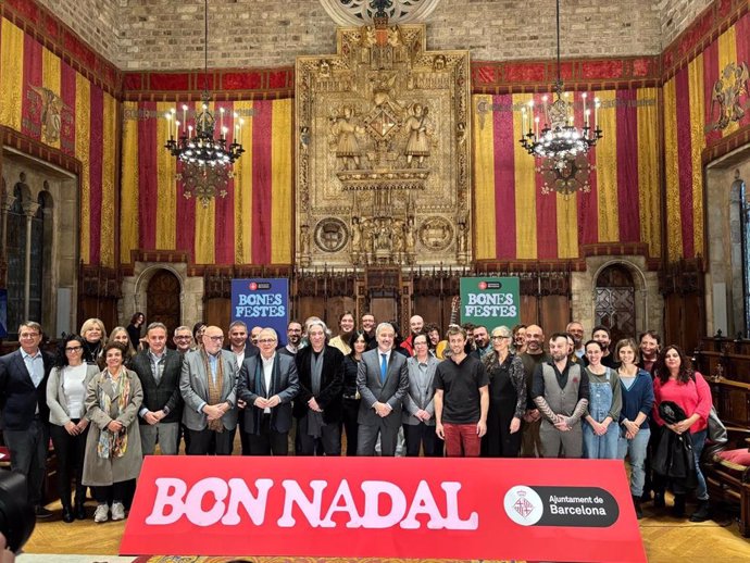 Foto grupal en el Saló de Cent durante la presentación de la campaña de Navidad 2024