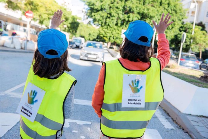 Escolares de Málaga participan en la actividad 'Deja que llegue al cole y respeta el paso de peatones'