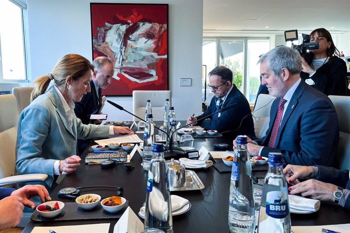 El presidente de Canarias, Fernando Clavijo, en la reunión con la presidenta del Parlamento Europeo, Roberta Metsola, en Bruselas