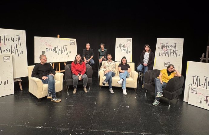 El coordinador de la Azoka de Durango, Beñat Gaztelurrutia (primero por la izquierda) junto a los programadores de los distintos espacios de la cita cultural