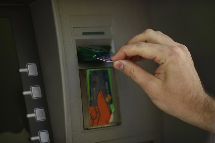 Archivo - banco, bancos, entidades financieras, comisión, comisiones, cajero, consumo, consumir, cajeros, sacar dinero, sacando dinero