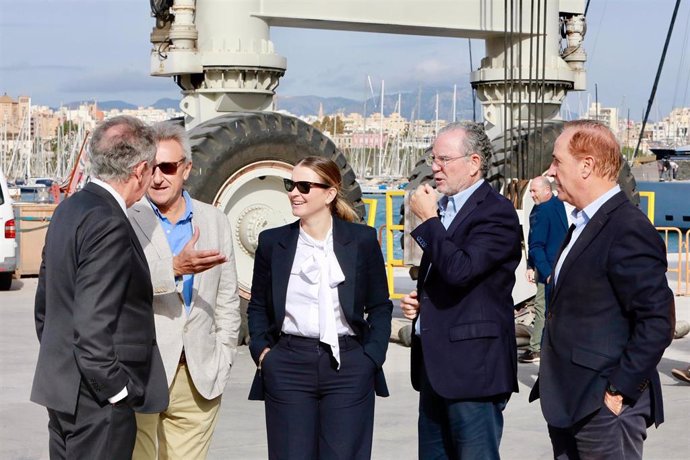 La presidenta del Govern, Marga Prohens, en su visita a los Servicios Técnicos Portuarios.