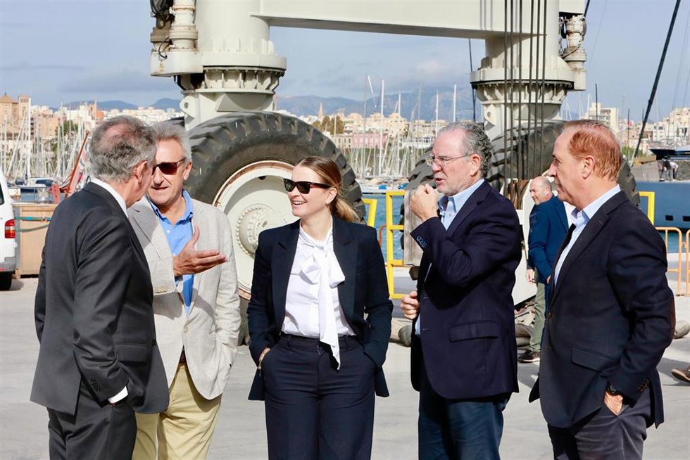 La presidenta del Govern, Marga Prohens, en su visita a los Servicios Técnicos Portuarios.