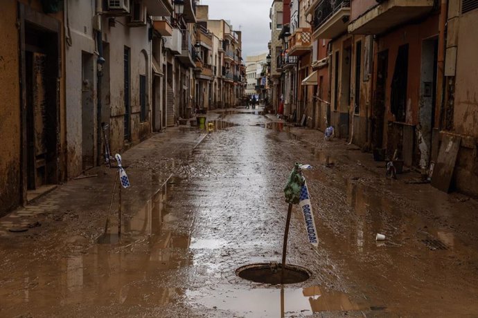 Varios palos marcan la localización de las alcantarillas, a 13 de noviembre de 2024, en Paiporta, Valencia, Comunidad Valenciana (España).