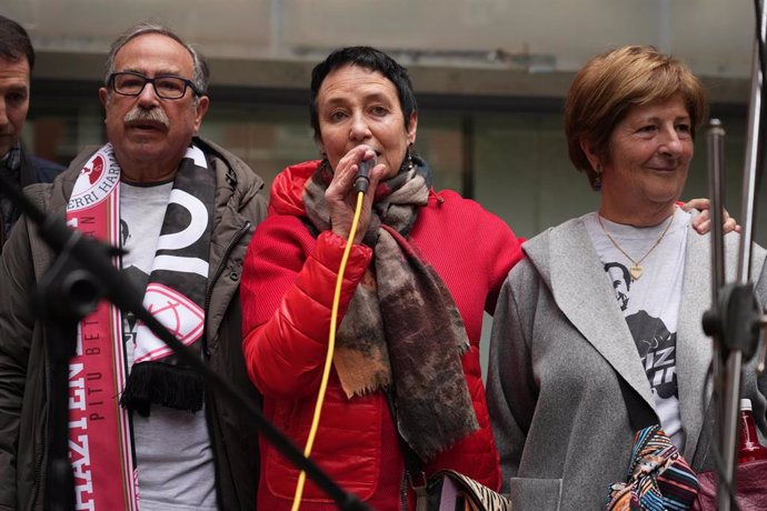 Archivo - La abogada de la familia Cabacas, Jone Goirizelaia (c), junto a los padres de Íñigo Cabacas, interviene durante el acto del décimo aniversario de su muerte,  a 9 de abril de 2022, en  Bilbao, Vizcaya, País Vasco, (España).  