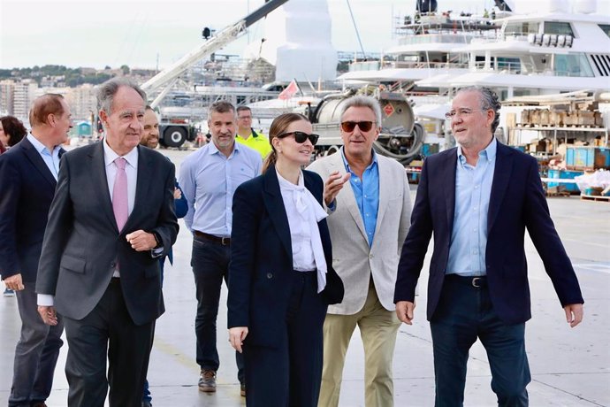 La presidenta del Govern, Marga Prohens, en su visita a los Servicios Técnicos Portuarios.