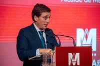 Almeida no está "ni con Vox ni con la izquierda" y perseguirá "uso indebido de marquesinas" de EMT
