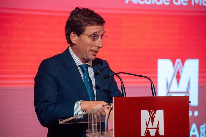 El alcalde de Madrid, José Luis Martínez Almeida, interviene durante la IV edición de los Premios Madrileño del Año, en la Galería de las Colecciones Reales del Palacio Real