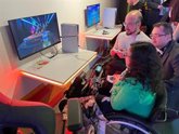 Foto: Inserta Empleo ofrece a jóvenes con discapacidad de Sevilla probar el mando accesible de la Play 5 junto a Alba Chico