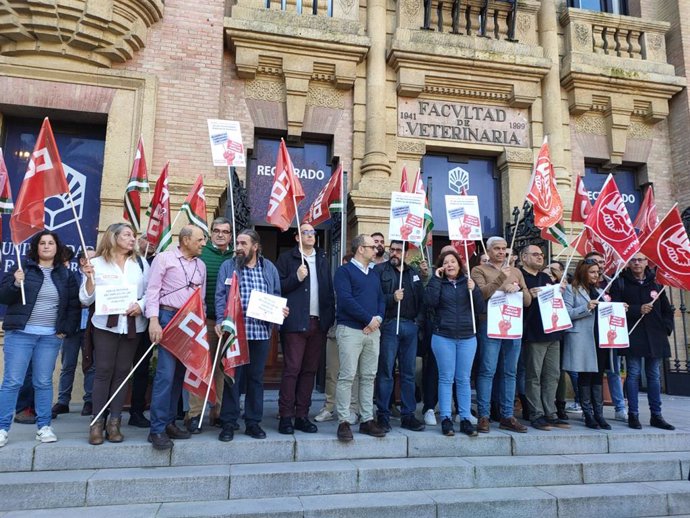 Manifestantes de UGT Y CCOO frente al Rectorado de la Universidad de Córdoba para exigir a la Consejería de Universidad el cumplimiento de los acuerdos.