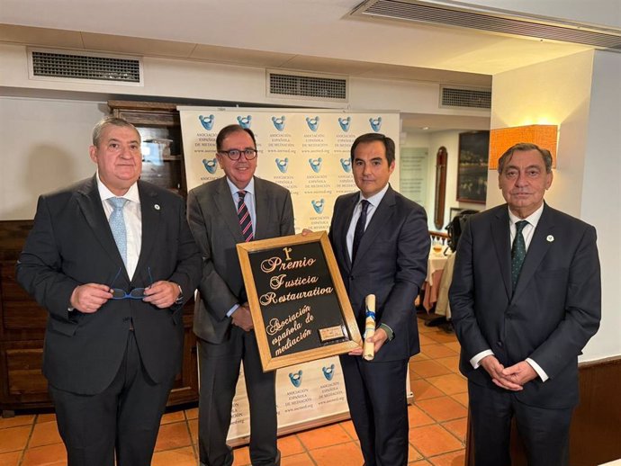 El consejero de Justicia, Administración Local y Función Pública, José Antonio Nieto, ha recogido este miércoles en Madrid el I Premio Internacional de Justicia Restaurativa Manuel Abad, en la categoría al Mejor Programa de Justicia Restaurativa