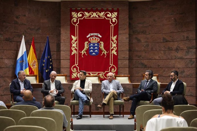 Representantes de grupos parlamentarios en un debate sobre el sector primario en las 'Jornadas Conecta Europa'