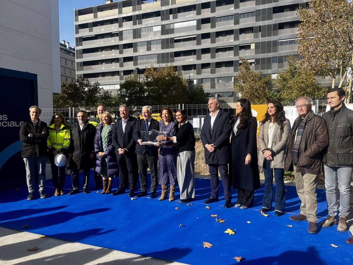 Acto de colocación de la primera piedra en el proyecto que levantará 23 viviendas en el Camino de las Torrecillas, en el distrito del Rabal de Zaragoza.