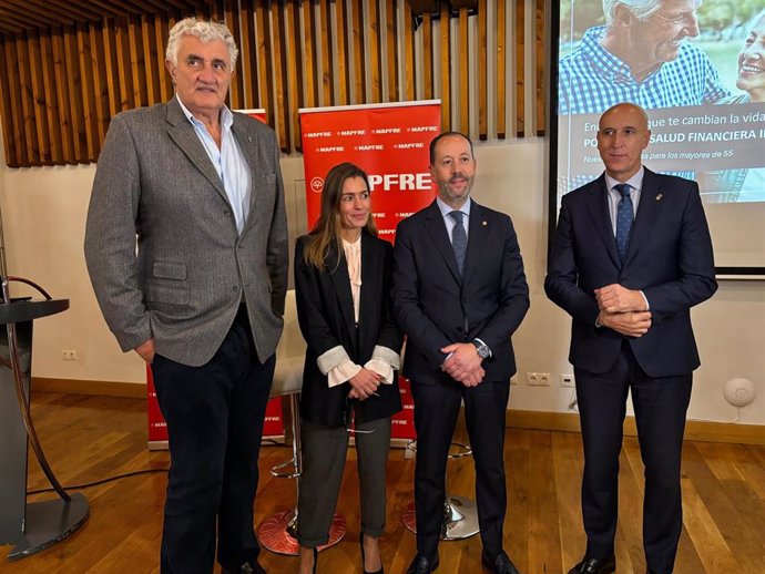 El alcalde de León (a la izquierda de la imagen) junto a representantes de la compañía y Fernando Romay"