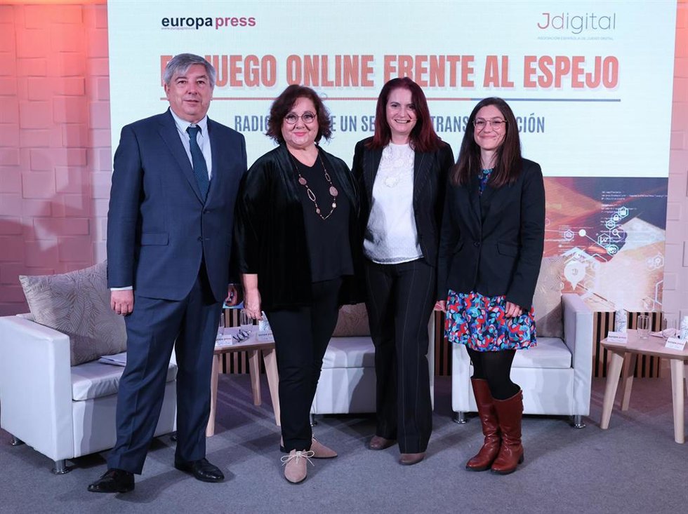 (I-D) El profesor de Sociología, José Antonio Gómez Yánez, la responsable de integridad de la RFEF, Cristina Díaz, la inspectora jefe del CENPIDA, Mónica Alba Quintana y la redactora de Medios de Comunicación, Juegos de Azar y Seguridad Vial de Europa P