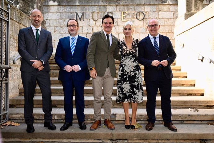 Patricia del Pozo (2d), en la inauguración sobre el Museo de Bellas Artes de Jaén.