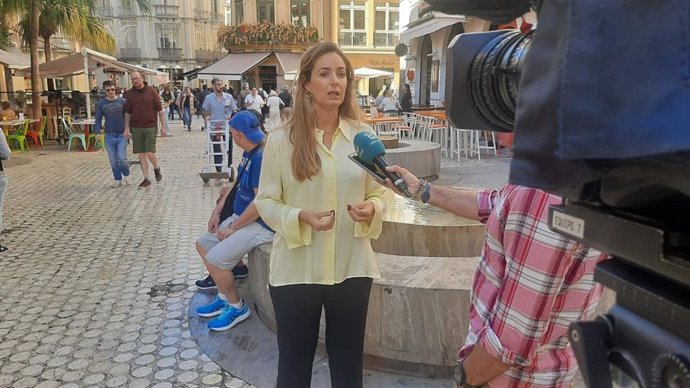 La concejala de Vox Málaga Yolanda Gómez exige adaptar la normativa local al Decreto autonómico que regula a los establecimientos hosteleros.