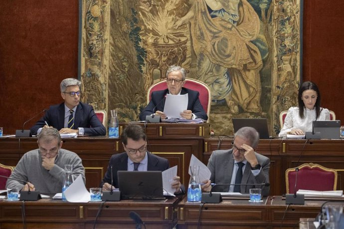 Salvador Fuentes (centro) interviene en el Pleno, entre Andrés Lorite y Marta Siles.