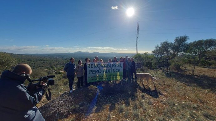 Archivo - Representantes de la plataforma 'Renovables sí, però així no' en la presentación de su manifiesto.