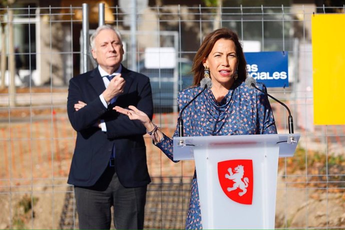 La alcaldesa de Zaragoza, Natalia Chueca, en acto junto al consejero de Vivienda del Gobierno de Aragón, Octavio López.