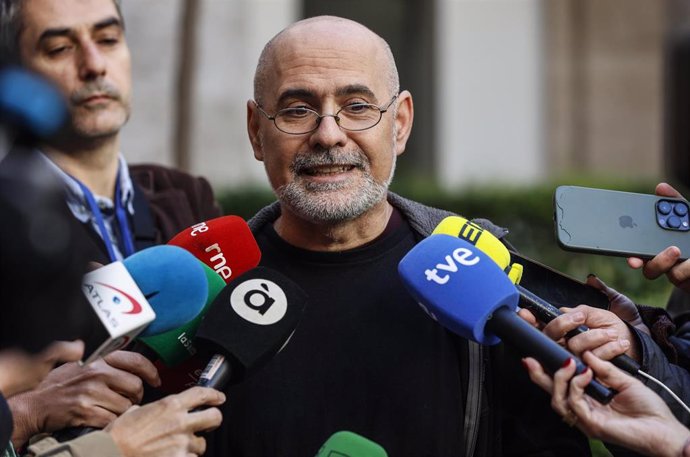 El presidente de Fampa Valencia, Rubén Pacheco, ofrece declaraciones a los medios antes de mantener un encuentro con la ministra de Infancia y Juventud