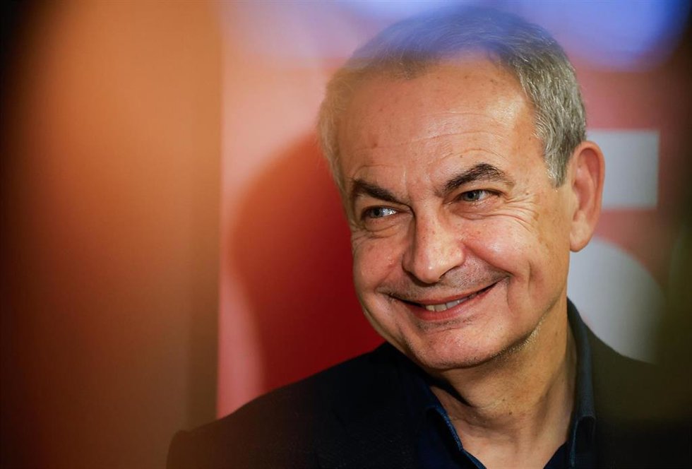 El expresidente del Gobierno, José Luis Rodríguez Zapatero, durante el acto de homenaje a las personas participantes en la refundación de la agrupación municipal del PSOE de Burgos, en la sala Riviera, a 14 de noviembre de 2024, en Burgos, Castilla y Le