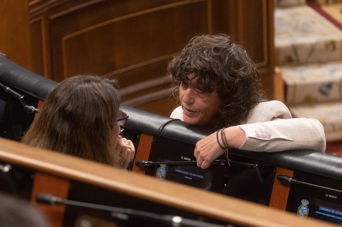 La portavoz adjunta de ERC en el Congreso,Teresa Jordà, conversa con la vicepresidenta tercera del Gobierno, Teresa Ribera.