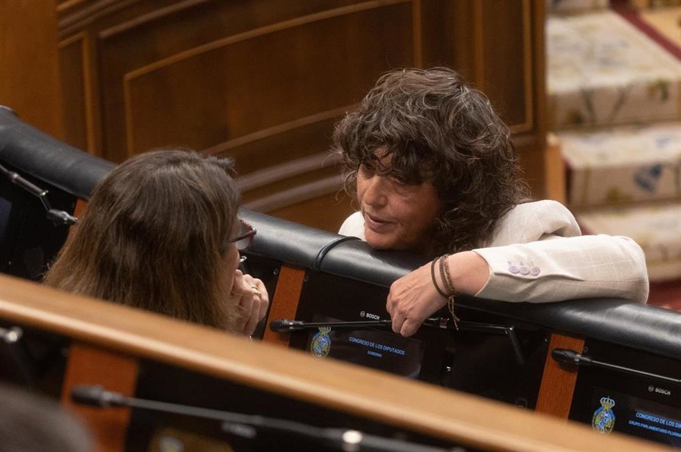 La portavoz adjunta de ERC en el Congreso,Teresa Jord, conversa con la vicepresidenta tercera del Gobierno, Teresa Ribera.