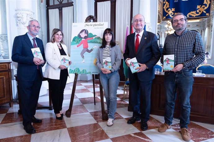 El alcalde de Málaga, Francisco de la Torre, acompañado por la concejala delegada de Educación, María Paz Flores, ha presentado el libro '¡No te pierdas!', obra ganadora del XV Premio Internacional de Literatura Infantil Ciudad de Málaga.