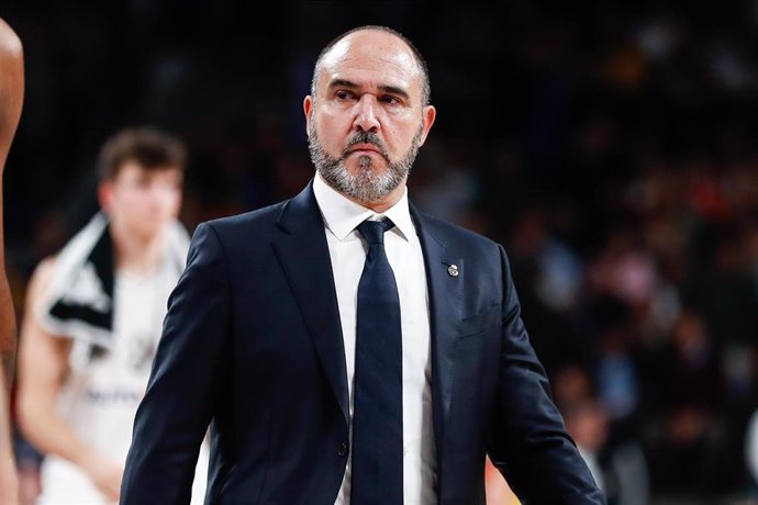 El entrenador del Real Madrid de baloncesto, Chus Mateo, ante el Anadolu Efes en la Euroliga 2024-2025.