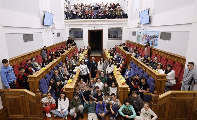 Pleno social celebrado en las Cortes de C-LM por el Día Mundial de la Infancia.